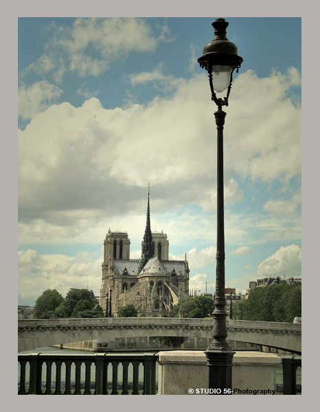 A1-Parijs-Blik op de Notre Dame-Achterkant-in kader-STUDIO 56